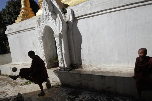 Tu sĩ Phật giáo chơi bên ngoài ngôi chùa tại làng Kyauk Ka Char, ngày 26/1/2012.