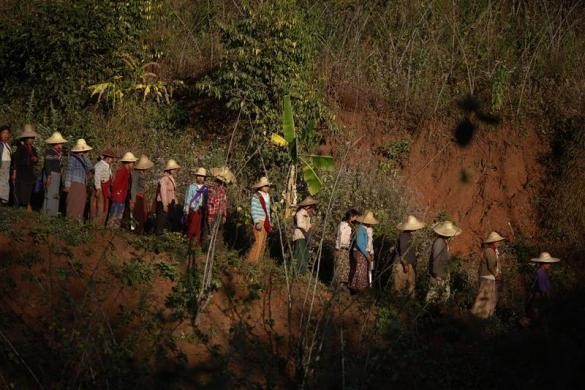 Dân làng Ho Hwayt đi bộ về nhà sau khi phá hủy các cánh đồng trồng thuốc phiện ngày 26/1/2012.
