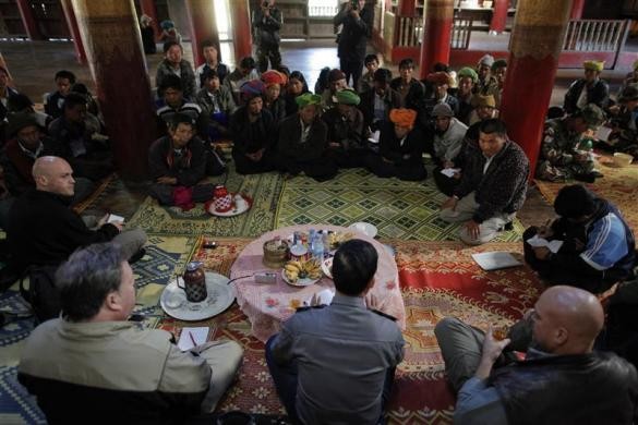 Tu sĩ Phật giáo và dân làng Kyauk Ka Char gặp gỡ đại diện của LHQ ngày 26/1/2012.
