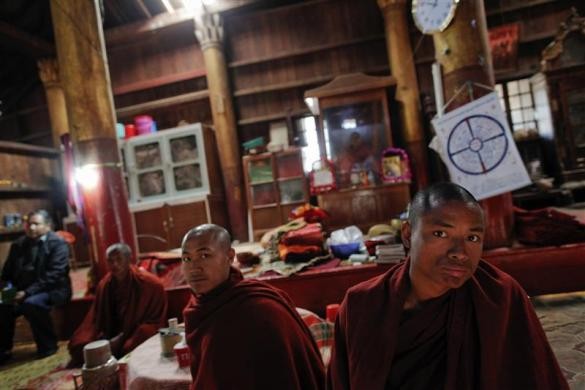 Tu sĩ Phật giáo và dân làng Kyauk Ka Char gặp gỡ đại diện của LHQ ngày 26/1/2012.