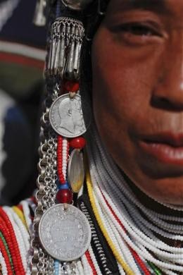 Phụ nữ Akha trong trang phục truyền thống được trang trí bằng đồng tiền xu có từ thời kỳ thuộc địa tại làng Kor Miang Pin, tỉnh Shan ngày 29/1/2012.