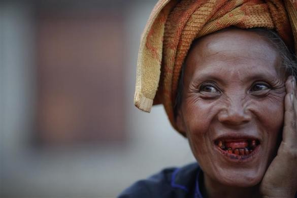 Một phụ nữ Pa-O mỉm cười sau cuộc họp với đại diện của LHQ tại làng War Taw, tỉnh Shan ngày 27/1/2012.