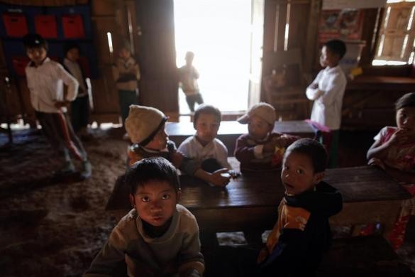 Trẻ em tại trường học ở làng Tar-Pu ngày 27/1/2012.