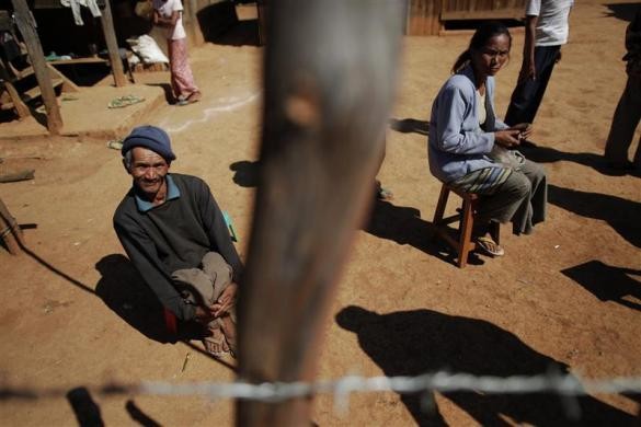 Dân làng Tar-pu ngồi trước hiên nhà, nơi họ gặp gỡ các nhà tuyên truyền của LHQ và cảnh sát ma túy ngày 27/1/2012.