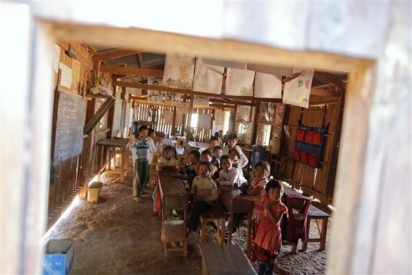 Trẻ em tại một trường học ở làng Tar-Pu ngày 27/1/2012.