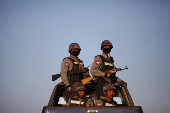Cảnh sát tuần tra gần làng Kyauk Ka Char ngày 27/1/2012.