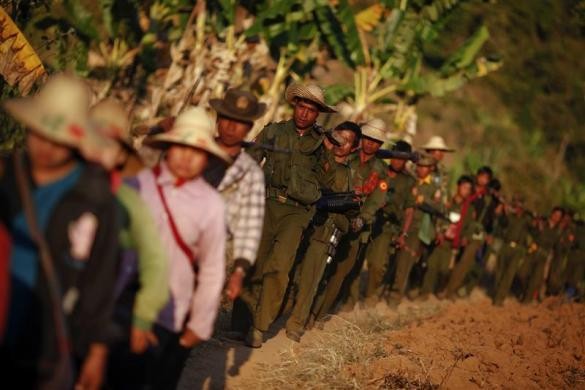 Binh lính Myanmar cùng người dân trở về nhà sau khi tiêu hủy cánh đồng thuốc phiện tại làng Ho Hwayt, vùng núi tỉnh Shan ngày 26/1/2012.