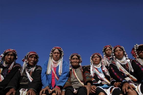 Phụ nữ dân tộc thiểu số Akha trong trang phục truyền thống tại buổi lễ gặp gỡ đại diện của LHQ về ma túy và tội phạm tại làng Kor Miang Pin, vùng đồi núi tỉnh Shan ngày Ho Hwayt, vùng núi tỉnh Shan ngày 26/1/2012.