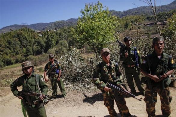 Dân quân ủng hộ Chính phủ vốn là các cựu phiến quân Pa-O tuần tra tại làng Kyauk Ka Char, tỉnh Shan, ngày 27/1/2012.