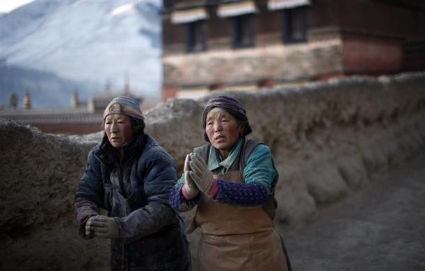 Phụ nữ người Tạng cầu nguyện xung quanh tu viện Labrang vào ngày cuối cùng của năm cũ.