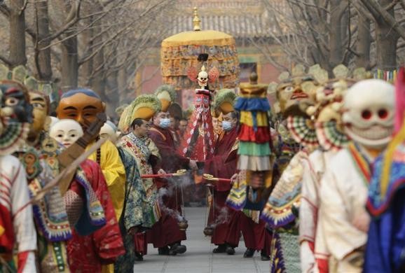 Các nhà sư Tây Tạng tham gia lễ hội tôn giáo "Da Gui" tại chùa Yonghegong Lama (chùa Lạt ma) ngày 22/2.