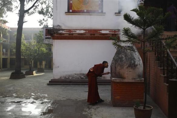 Một nhà sư Tây Tạng đốt hương bên trong tu viện vào ngày đầu tiên của năm mới hay còn gọi là "lễ Losar" ở Kathmandu ngày 22/2.