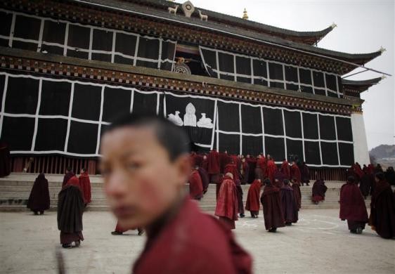 Các nhà sư tập trung bên ngoài một ngôi chùa ở Langmusixiang ngày 22/2.