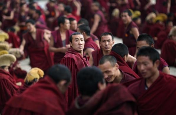 Các nhà sư tập trung bên ngoài một ngôi chùa ở Tây Tạng đón năm mới tại Langmusixiang ngày 22/2.