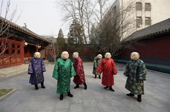 Các nhà sư tham gia biểu diễn tại một lễ hội tôn giáo truyền thống được gọi là "Da Gui", hay còn gọi là lễ đánh ma để chào đón năm mới tại chùa Yonghegong Lama ngày 21/2.