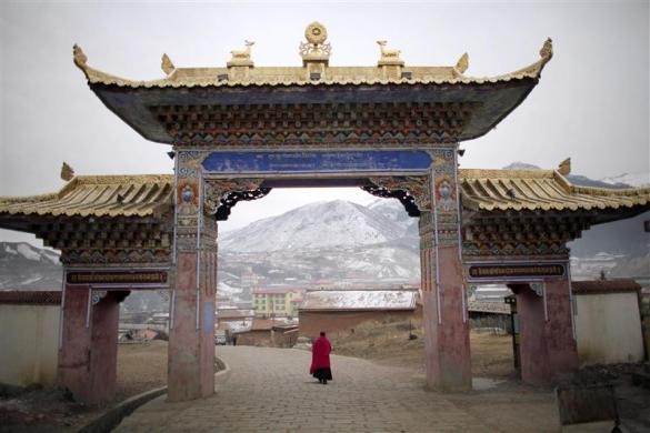 Một nhà sư Tây Tạng đi trên lối dẫn tới ngôi chùa ở Langmusixiang ngày 22/2.