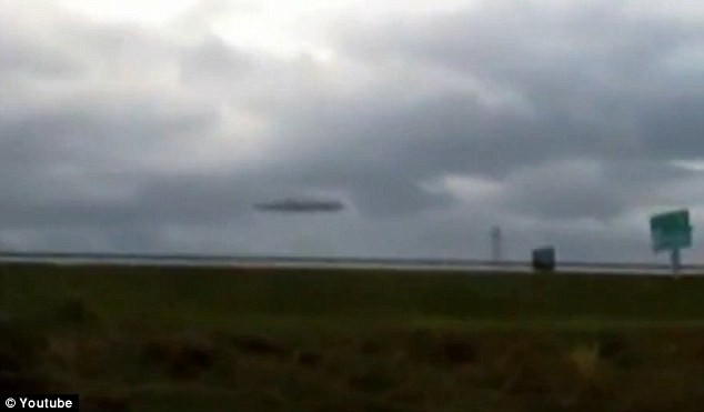 UFO di chuyển trên bầu trời phía trên đường cao tốc