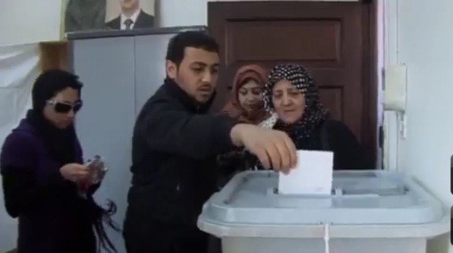 Người Syria tham gia bỏ phiếu thăm dò về dự thảo Hiến pháp mới với hy vọng tình trạng bạo lực sẽ sớm kết thúc.