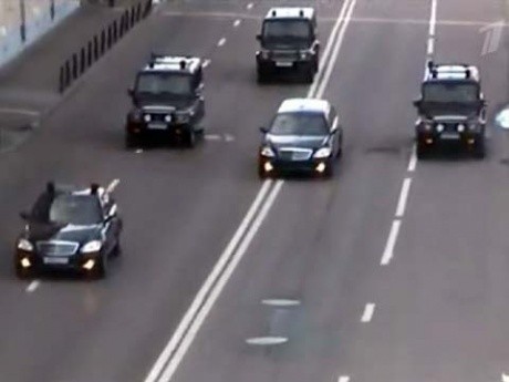 Đoàn xe hộ tống Putin trong đoạn video được tìm thấy trong máy tính xách tay của các nghi phạm khủng bố. Ảnh 1TV