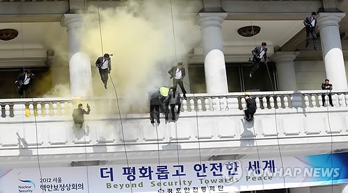 Ảnh nhân viên an ninh dự bị Hàn Quốc tham gia huấn luyện tại gần văn phòng Tổng thống Cheong Wa Dae ở Seoul ngày 27/2.