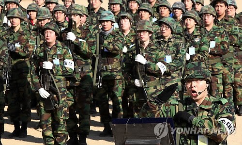 Ảnh các thành viên của lực lượng dự bị tham gia diễn tập đối kháng trên đường phố tại cơ sở quân sự ở Shiheung, nam Seoul ngày 27/2.