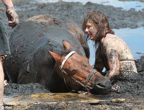 Trước khi cô bị cảnh báo, con ngựa và con gái cô đã bị sa xuống chỗ cát lún.