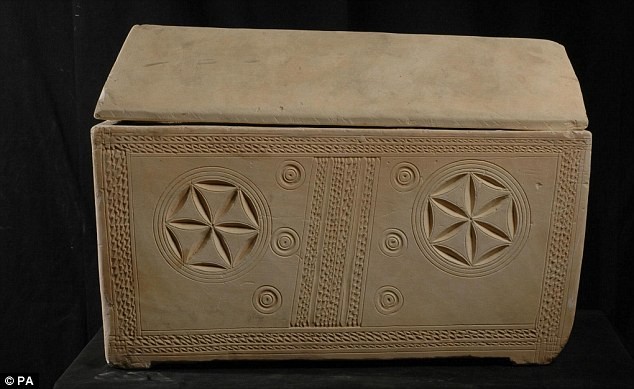 Một trong các hộp sừng hoặc ossuaries được phát hiện sau khi người ta tìm thấy lăng gia đình Chúa Giêsu vào đầu những năm 1980