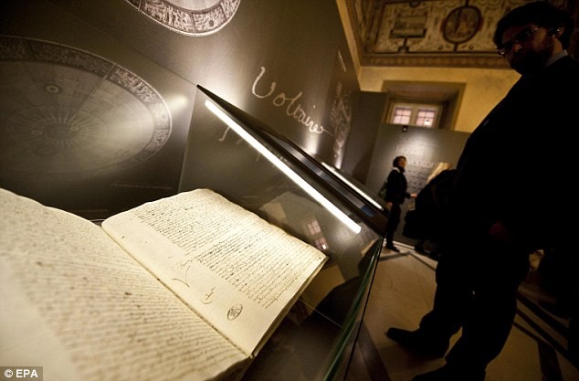 Khách thăm quan đang chăm chú xem bức thư có lời kêu gọi của Copernico gửi Giáo hoàng Phaolô III