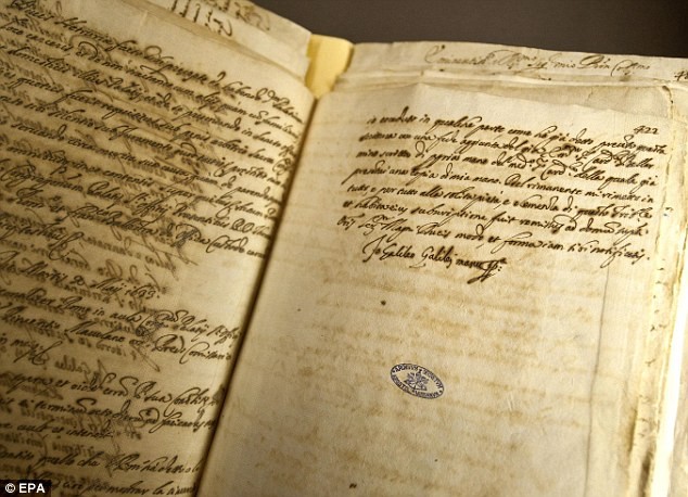 Các tài liệu tố tụng liên quan tới Galilei tại triển lãm ở Rome.