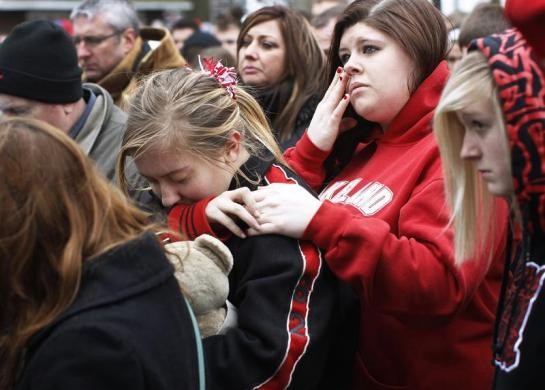 Học sinh và phụ huynh của các nạn nhân trong vụ xả súng trường học tại trường Chardon , Ohio, Mỹ tham gia lễ tưởng niệm những người đã chêt trong sự cố này hôm 1/3.