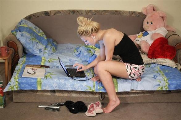 Anna Shevchenko (21 tuổi) - một thành viên của nhóm biểu tình ngực trần có nguồn gốc từ Ukraina FEMEN ngồi trong căn hộ của mình ở Kiev ngày 20/2.