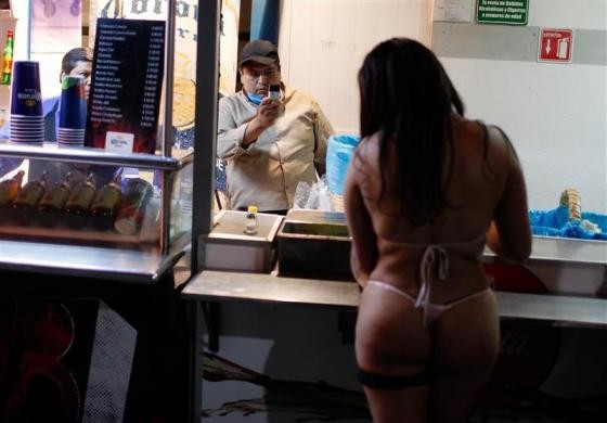 Một nhân viên bán thức ăn nhanh mặc trang phục của vũ công tại triển lãm "Tình dục và Giải trí" tại Palacio de los Deportes ở Mexico City ngày 1/3.