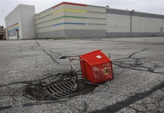 Chiếc xe đẩy đựng hàng nằm nghiêng ngả phía trước cửa hàng thuộc hệ thống cửa hàng bán đồ chơi Toy R Us store tại Northfield, Cleveland, Ohio (Mỹ).
