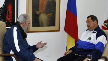 Tổng thống Chavez (phải) trông khá khỏe mạnh sau ca phẫu thuật trong cuộc trò chuyện với chủ tịch Fidel
