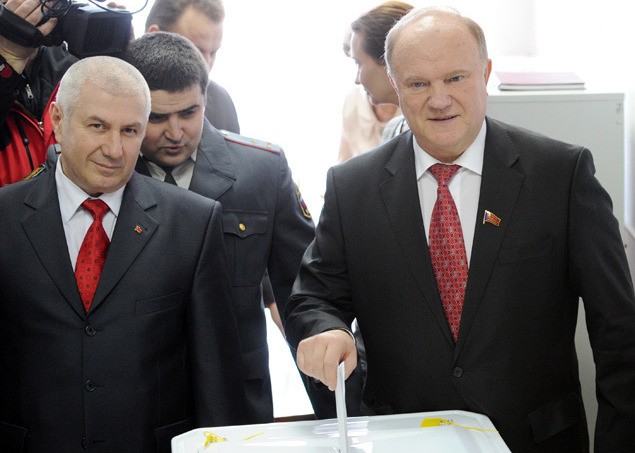 Ông Gennady Zyuganov (bên phải khi đi bầu cử)
