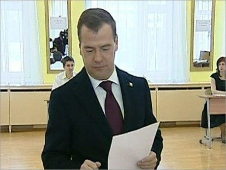 Tổng thống Medvedev bỏ lá phiếu của mình vào hòm phiếu.