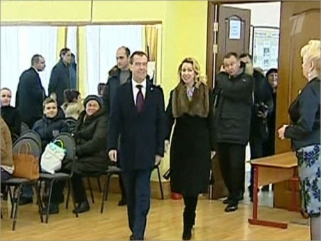 Tổng thống Nga Dmitry Medvedev và Đệ nhất phu nhân Svetlana Medvedeva tại địa điểm bầu cử.