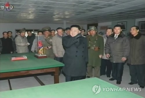 Kim Jong-un và các chiến sĩ tại tiền đồn ở làng Panmunjom. Ảnh Yonhap
