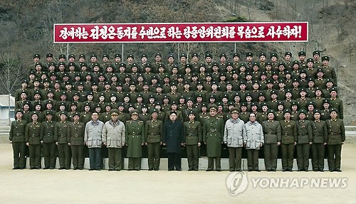 Nhà lãnh đạo Triều Tiên Kim Jong-un chụp ảnh lưu niệm cùng các chiến sĩ tại Panmunjom trong chuyến thăm mới nhất của mình. Ảnh Yonhap