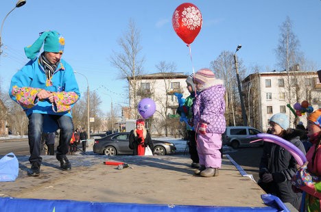 Sân chơi phục vụ trẻ em theo cha mẹ đi bầu cử ở St Petersburg.