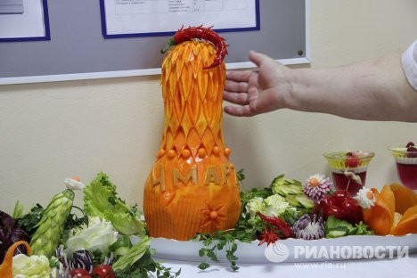 Hội chợ thương mại thực phẩm nướng giá rẻ được tổ chức tại khu vực bỏ phiếu ở Krasnodar