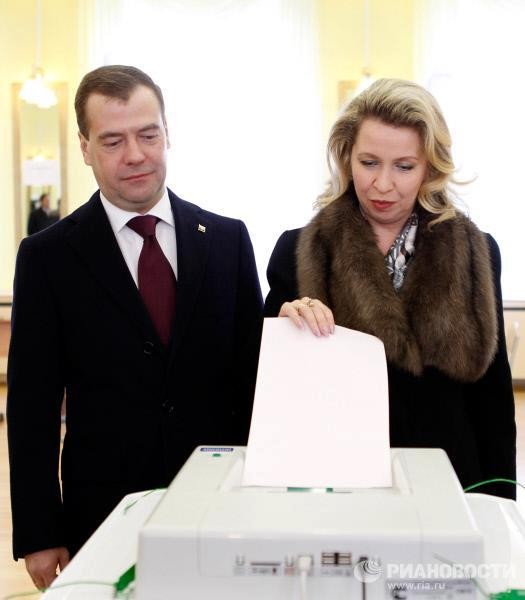 Vợ chồng nhà lãnh đạo Nga bỏ phiếu