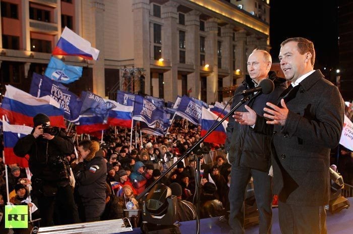 Tổng thống Medvedev chia sẻ chiến thắng với Thủ tướng Putin tại sân Quần Ngựa