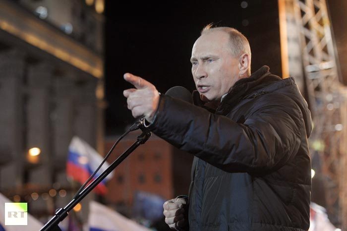 Đám đông ủng hộ Thủ tướng Putin ăn mừng chiến thắng