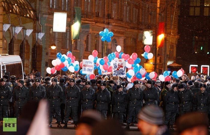 Cánh sát Nga lập lập hàng rào an ninh tại nơi đám đông ủng hộ ông Putin ăn mừng chiến thắng