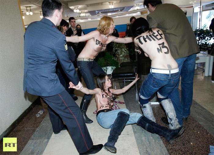 3 thành viên nhóm FEMENbị bắt sau khi gây náo loạn tại địa điểm Thủ tướng Putin đã tham gia bầu cử.