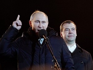 Bộ đôi quyền lực của nước Nga, Putin-Dmitry Medvedev, trong cuộc míttinh mừng chiến thắng của ông Putin ở Mátcơva. (Nguồn: Getty Images)