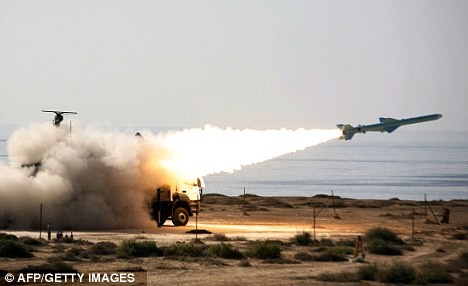 Tên lửa Qader 120 dặm được bắn thử trong khuôn khổ cuộc tập trận tại eo biển Hormuz hồi tháng 1/2012.