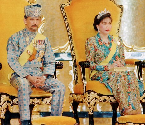 Bà Aziz (phải) cùng quốc vương Brunei