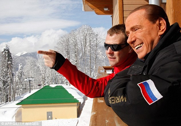 Tổng thống Nga đi Dmitry Medvedev chỉ cho ôngBerlusconi xem một cái gì đó tại khu nghỉ mát trượt tuyết Rosa Khutor